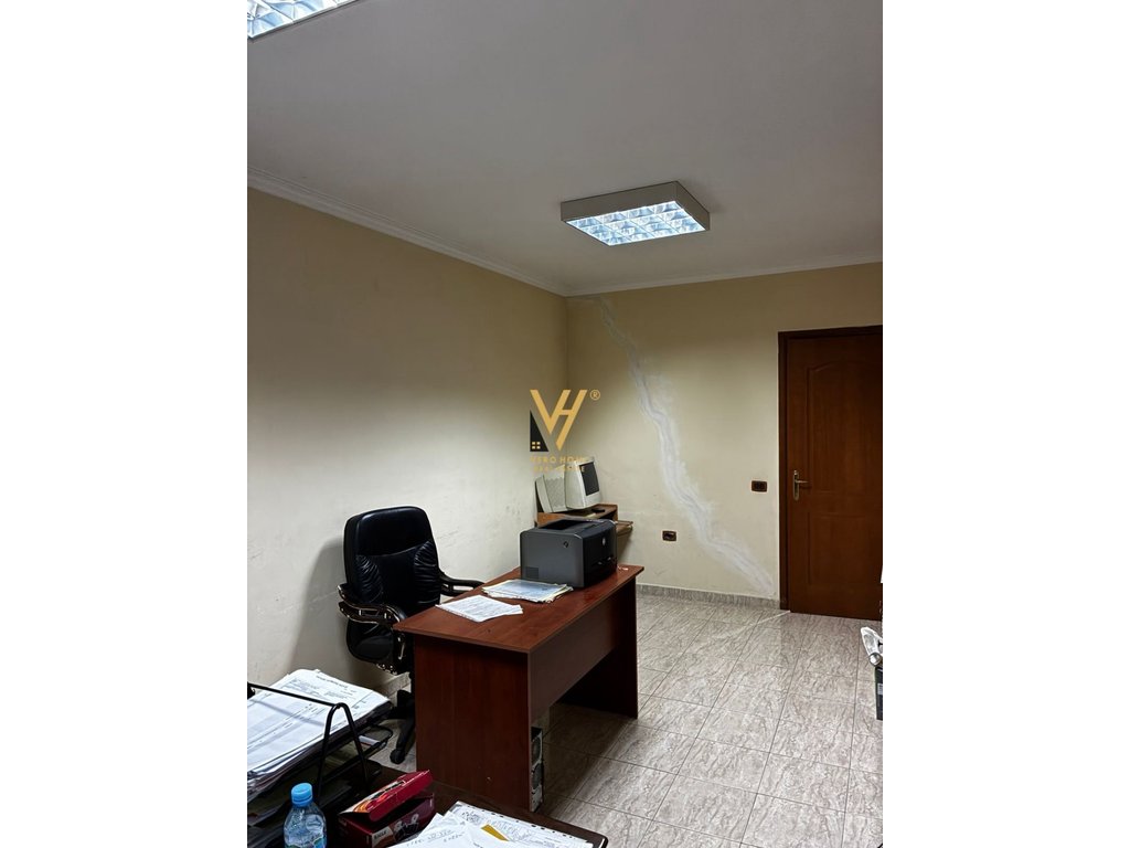 Shitet ambient 18 metra katror te myslym shyri 100.000 euro