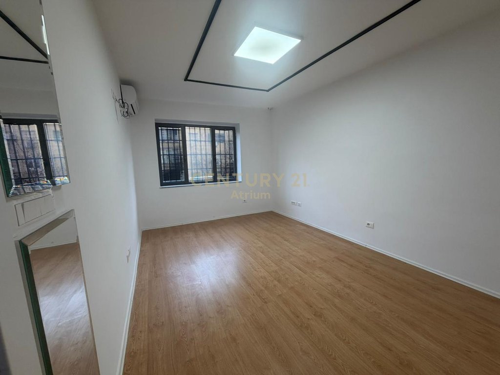 Oferecemos ambiente para escritório para alugar no centro de Tirana!
