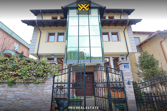 House 550m² for sale in Bregu i Diellit.