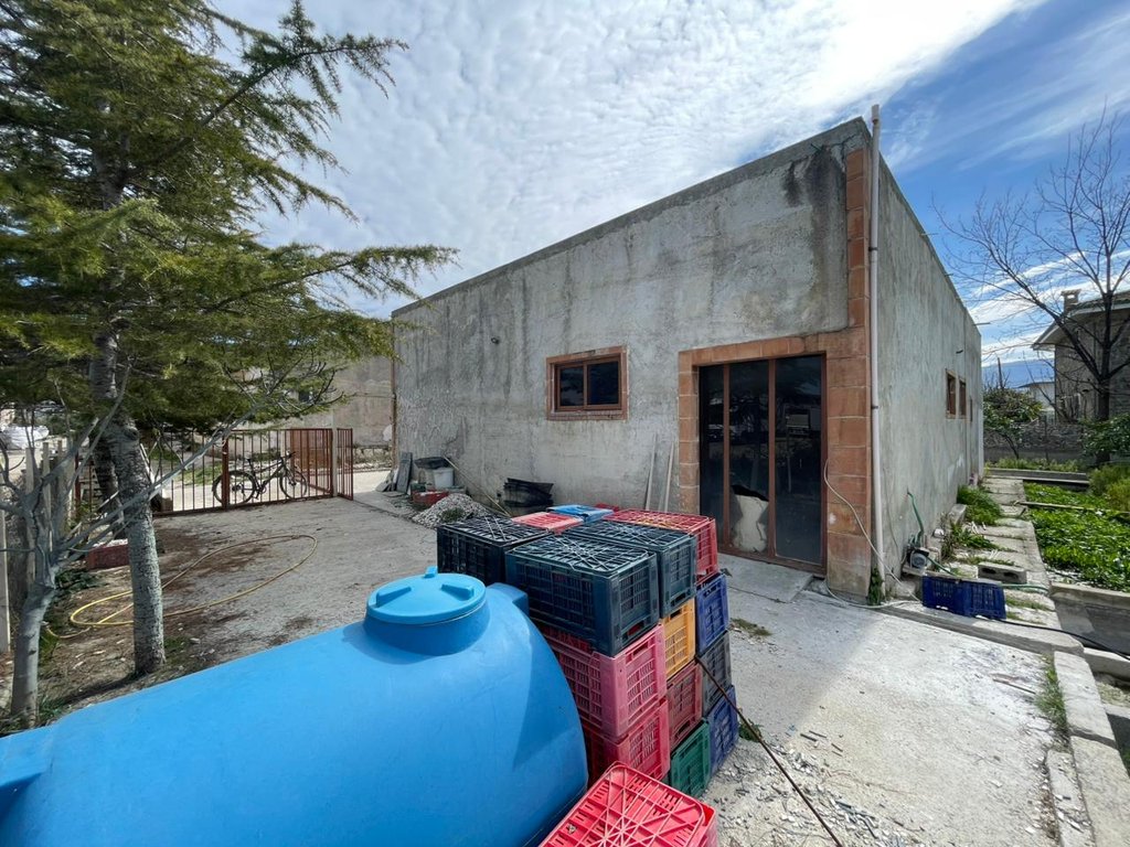 En construcción en venta cerca de la autopista vlore-Tirana!