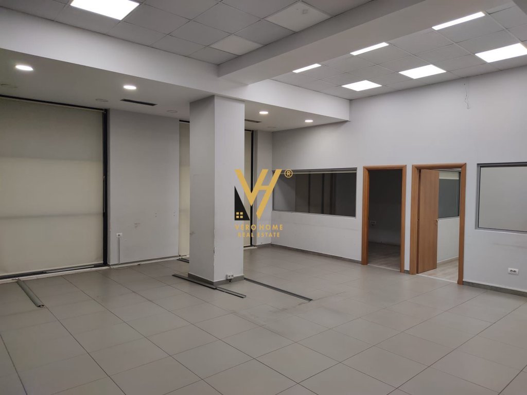 Jepet zyre 120 metra katror me qira te Komuna e Parisit 1.200 euro