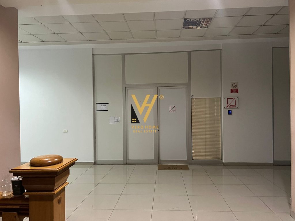 Jepet zyre 120 metra katror me qira te Komuna e Parisit 1.200 euro