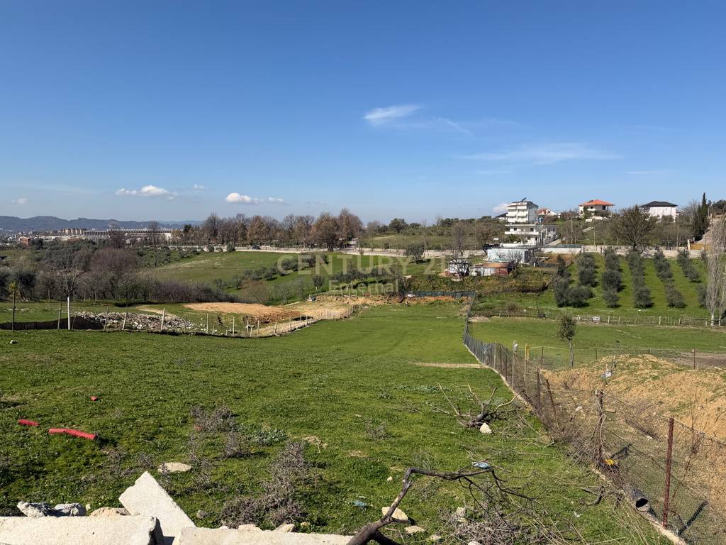 Toke per shitje , farke e madhe