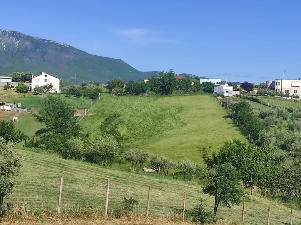 Toke per shitje , farke e madhe
