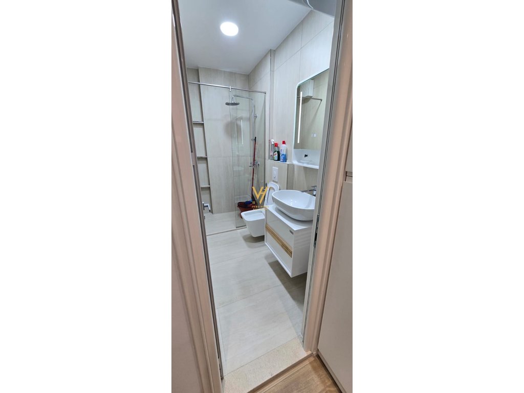 Jepet apartament 1+1+blk me qira te Komuna e Parisit 75.000 leke