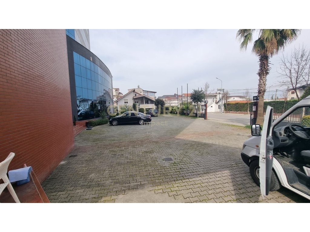 Hapësirë multifunksionale me qira në kamez qender, Tiranë - 20.000€! (7)