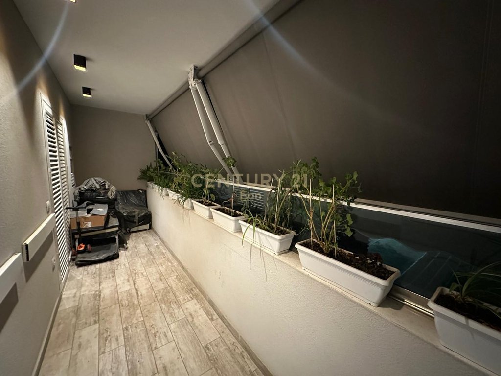 Japim me qira apartament 2+1+2 ne qender te durresit prane portit! (4)