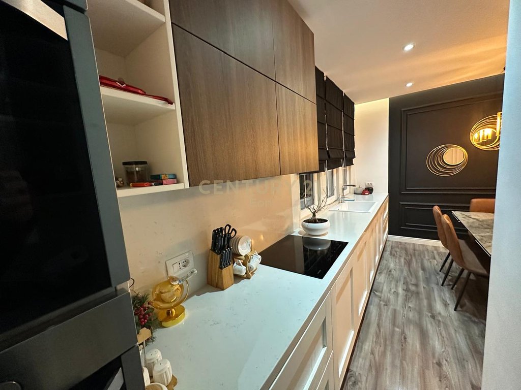 Japim me qira apartament 2+1+2 ne qender te durresit prane portit! (6)