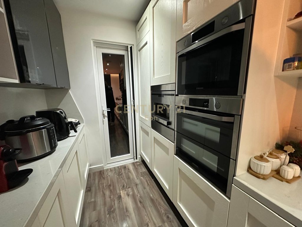 Japim me qira apartament 2+1+2 ne qender te durresit prane portit! (7)