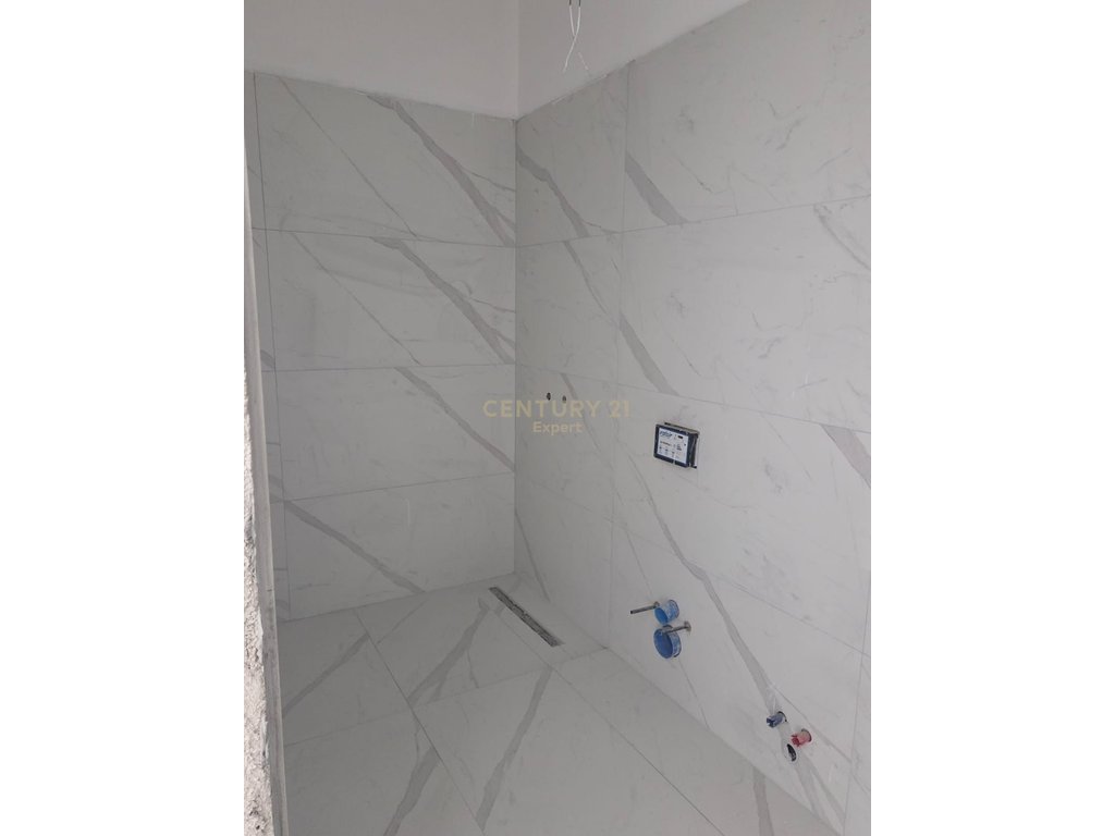 Apartament 1+1 per shitje ne kinostudio !