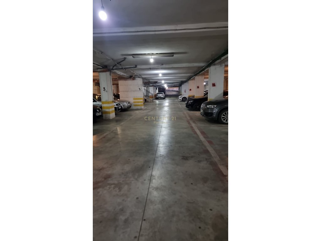 25 posti auto, completamente occupati!