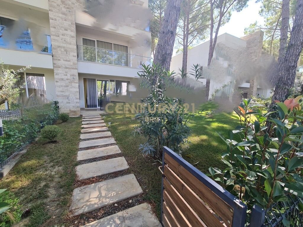 Shitet apartament 2+1 me oborr ne residencen san pietro!