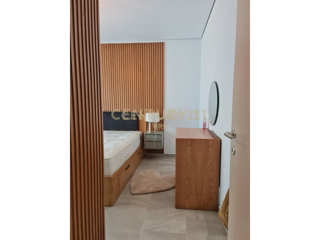 Shitet apartament 2+1 me oborr ne residencen san pietro!