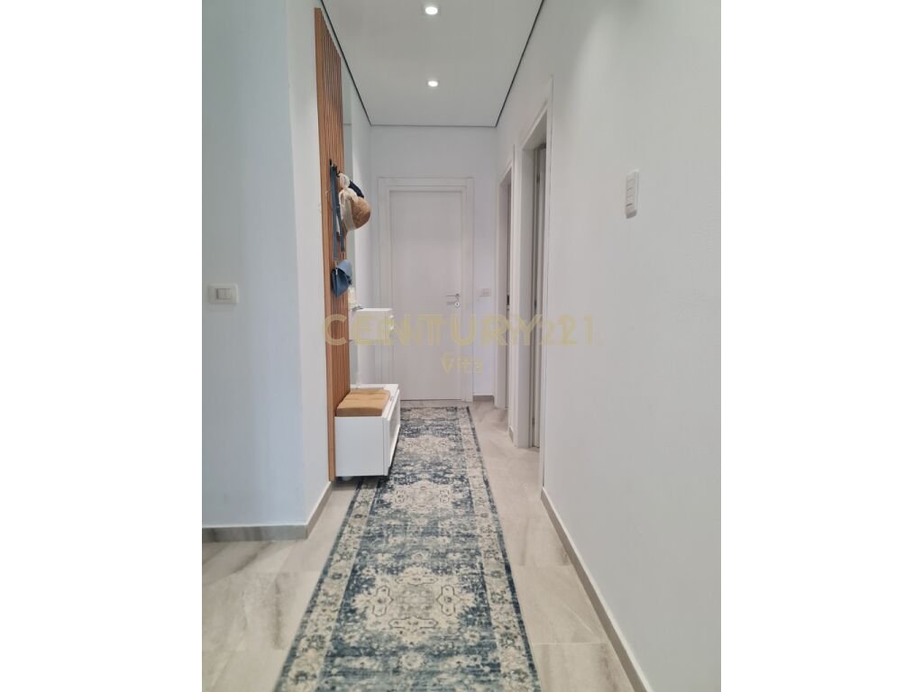 Shitet apartament 2+1 me oborr ne residencen san pietro!