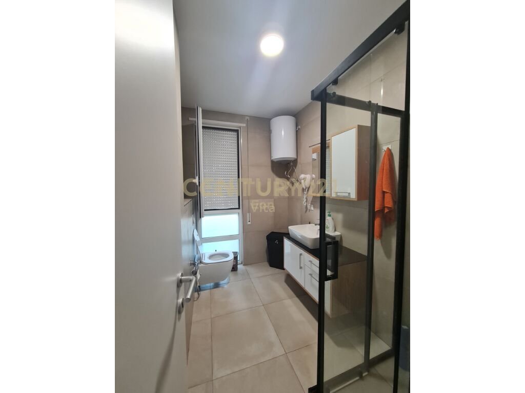 Shitet apartament 2+1 me oborr ne residencen san pietro!