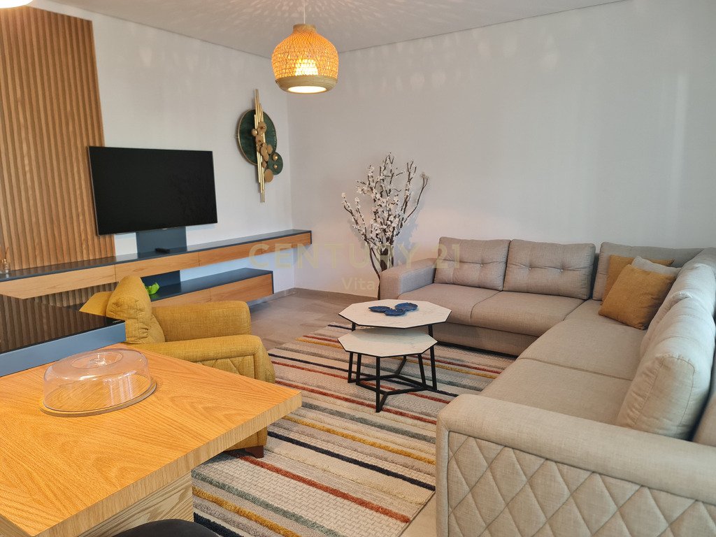 Shitet apartament 2+1 me oborr ne residencen san pietro!
