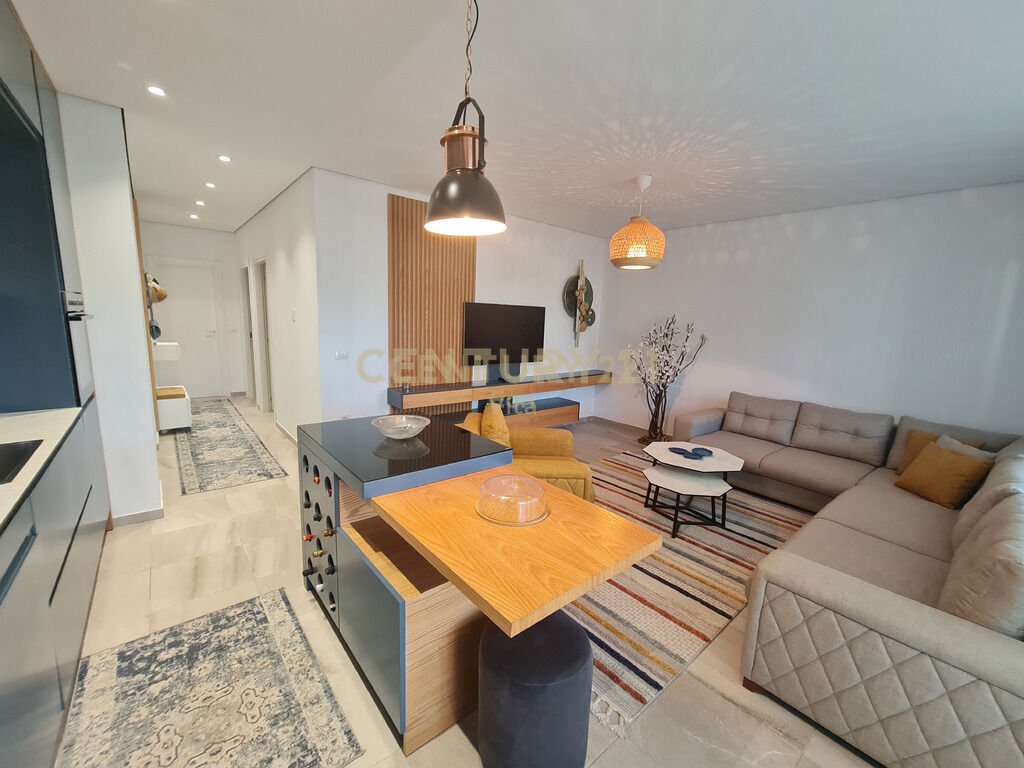 Shitet apartament 2+1 me oborr ne residencen san pietro!