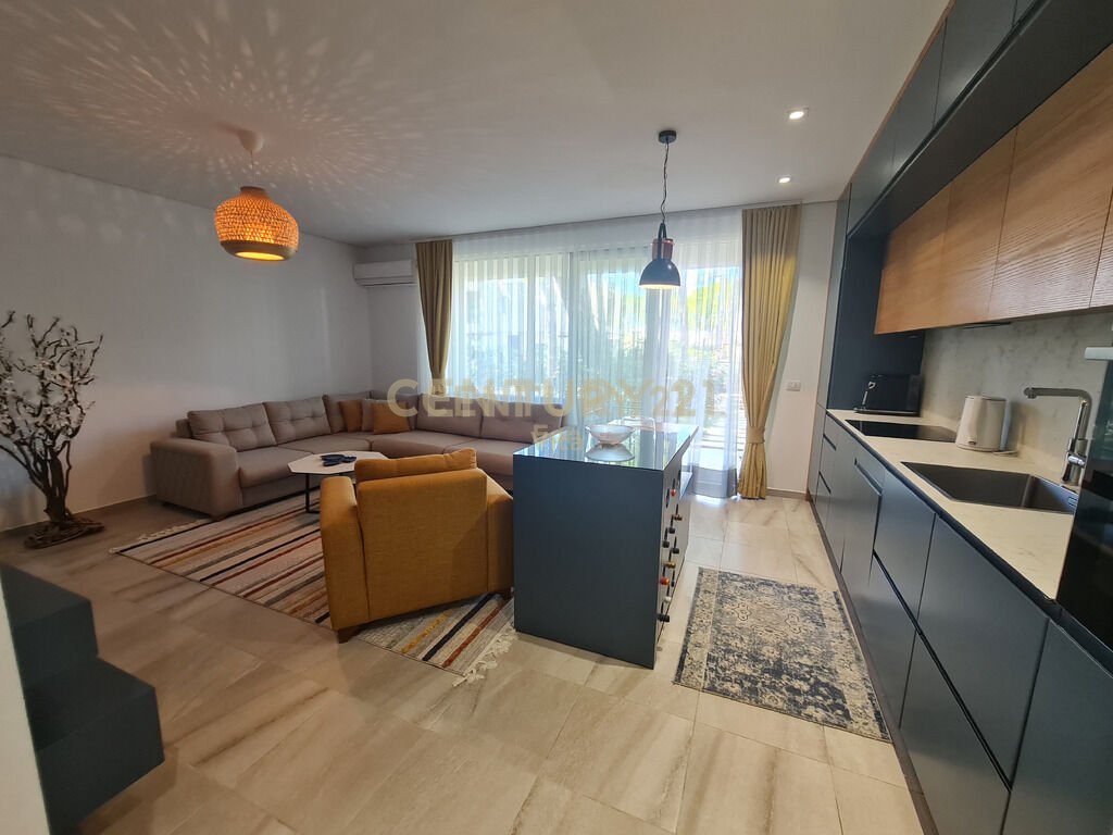 Shitet apartament 2+1 me oborr ne residencen san pietro!