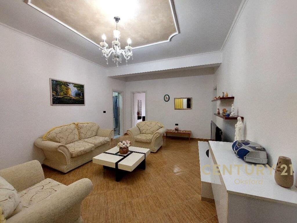 Para alugar: Primeiro andar de uma villa de 3 andares perto do estádio, Vlorë. (3)