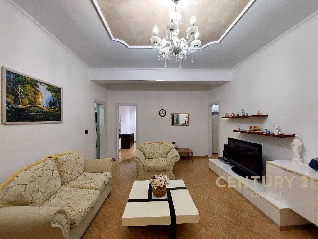 Para alugar: Primeiro andar de uma villa de 3 andares perto do estádio, Vlorë. (4)