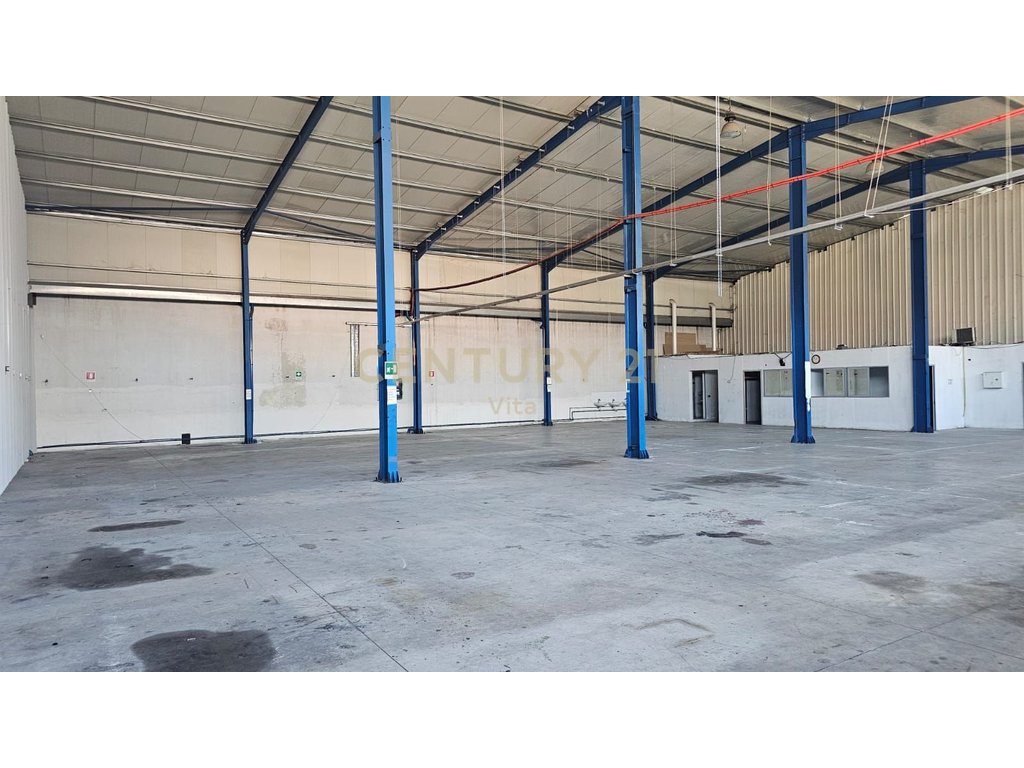 Magazinë me qira në autostradën Durrës-Tiranë 300 metra katror