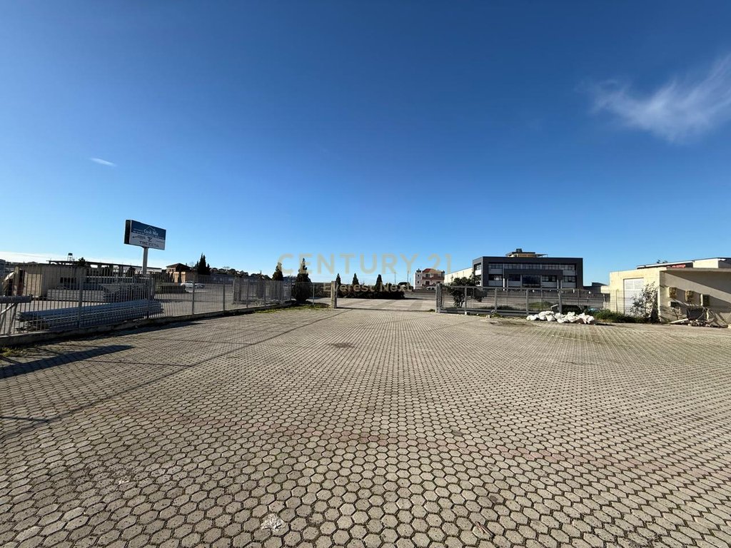 Magazinë me qira në autostradën Durrës-Tiranë 300 metra katror