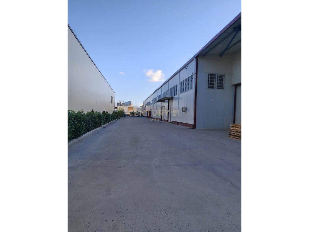 Magazinë me qira në autostradën Durrës-Tiranë 300 metra katror