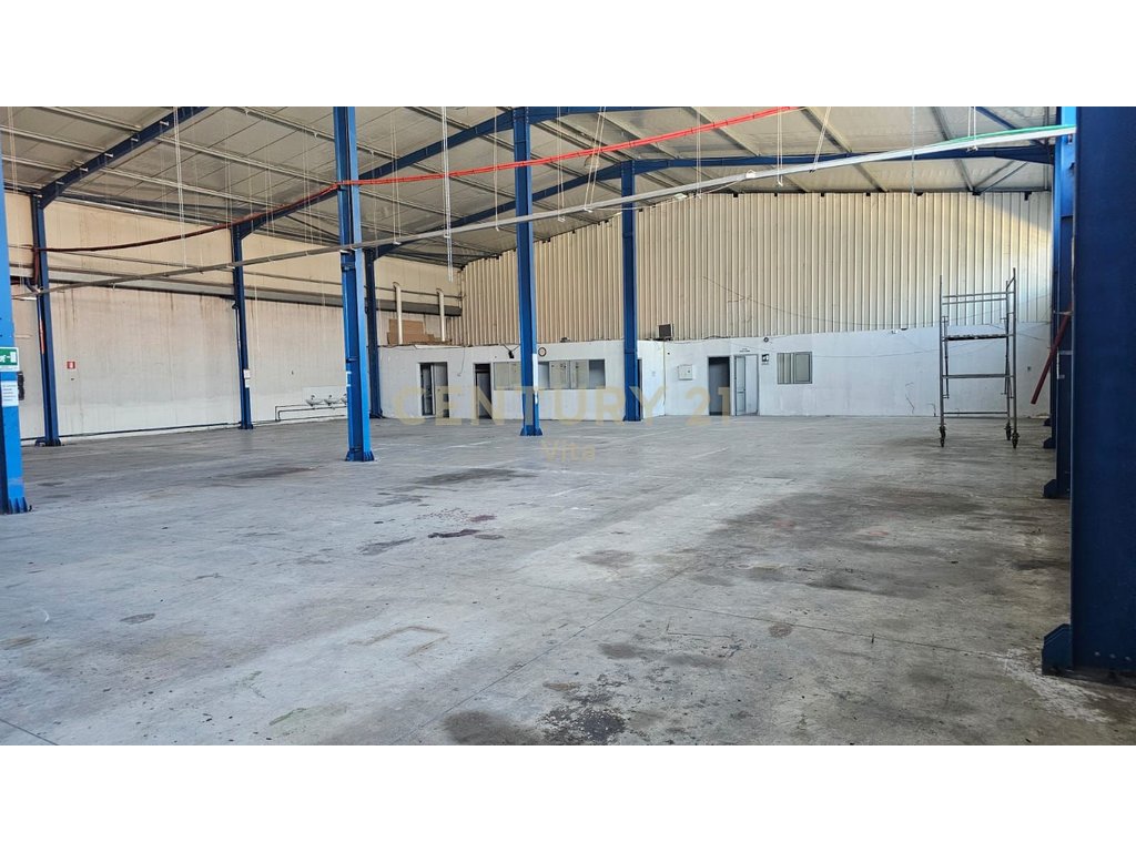 Magazinë me qira në autostradën Durrës-Tiranë 300 metra katror