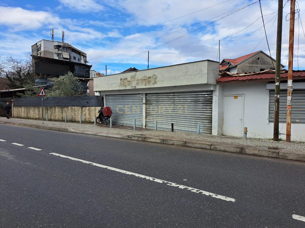 Commercial unit for rent on the street in shkoze!