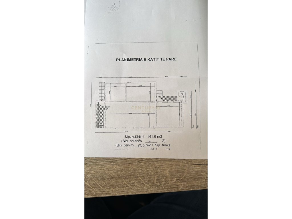 Commercial unit for rent on the street in shkoze! (2)