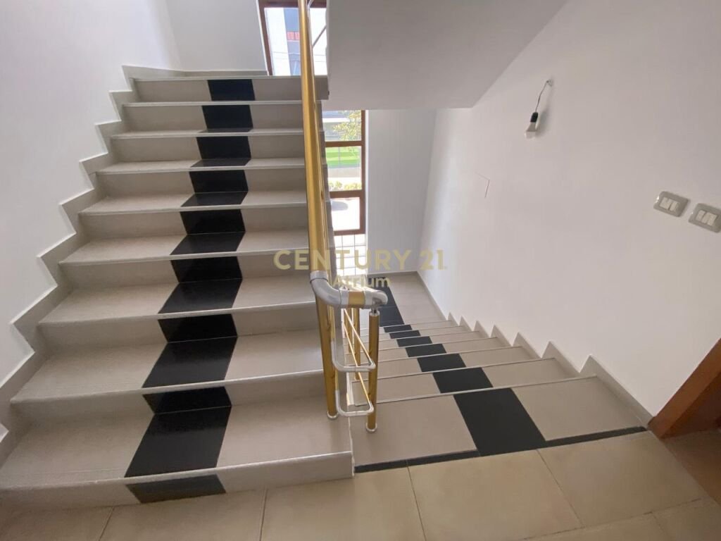 Commercial unit for rent on the street in shkoze! (6)