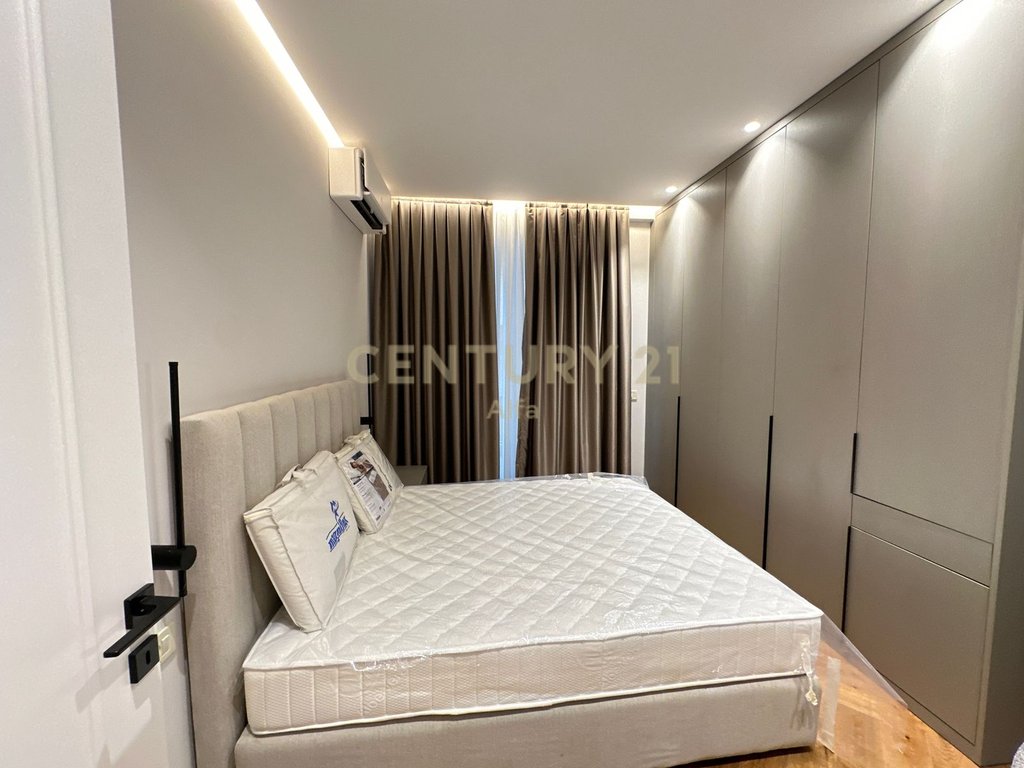 Apartament luksoz 3+1+2 + post parkimi per qira tek "Golden Residence"!