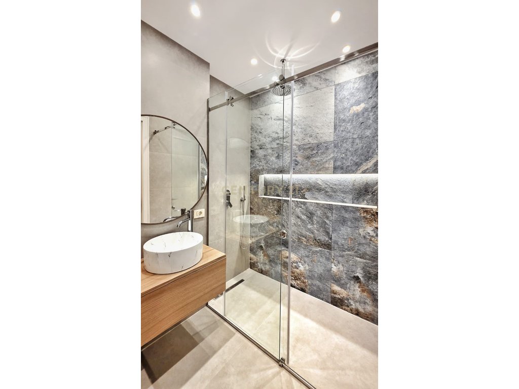 Apartament luksoz 3+1+2 + post parkimi per qira tek "Golden Residence"!
