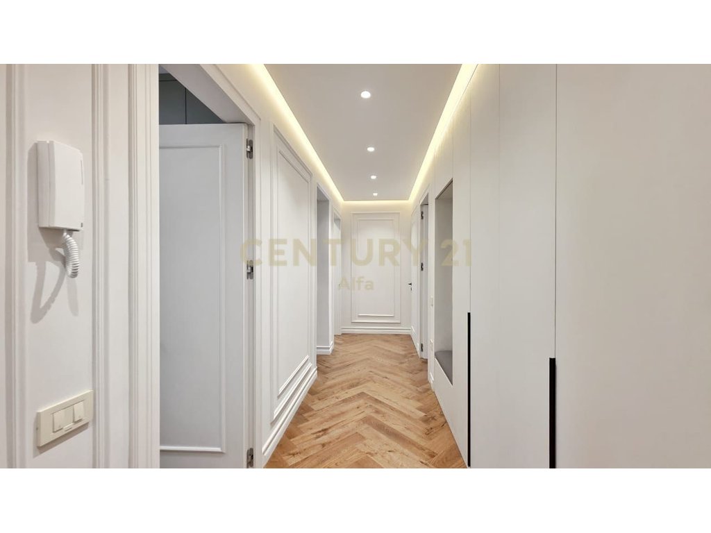 Apartament luksoz 3+1+2 + post parkimi per qira tek "Golden Residence"!