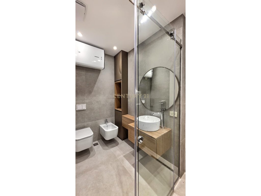 Apartament luksoz 3+1+2 + post parkimi per qira tek "Golden Residence"!