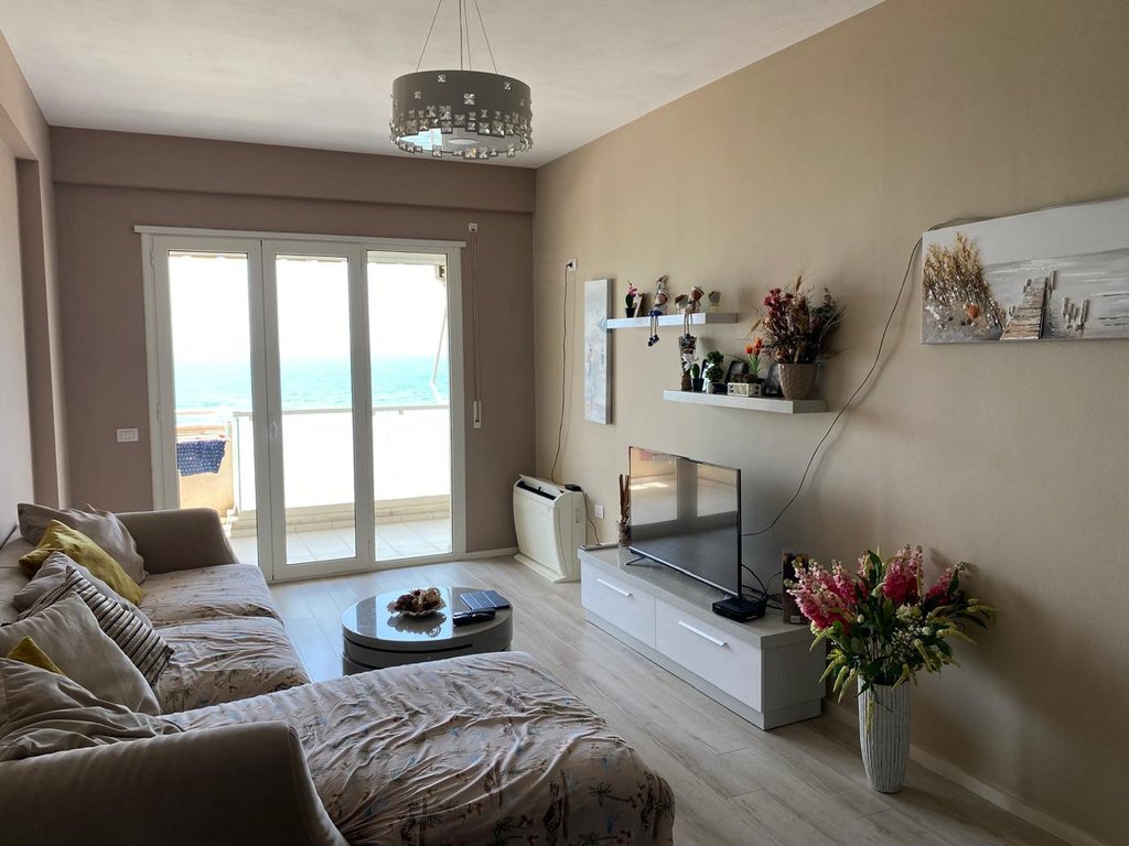 Apartamento 1+1 con vista al mar, en el lungomare!