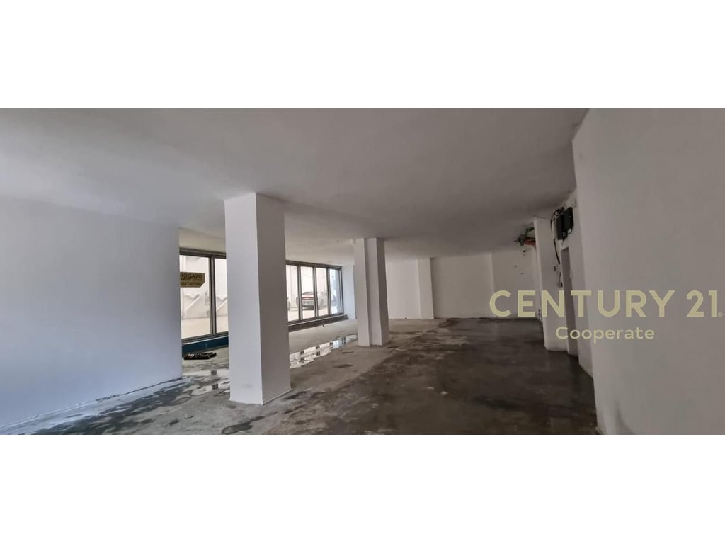 Tienda en venta en la playa de durres!
