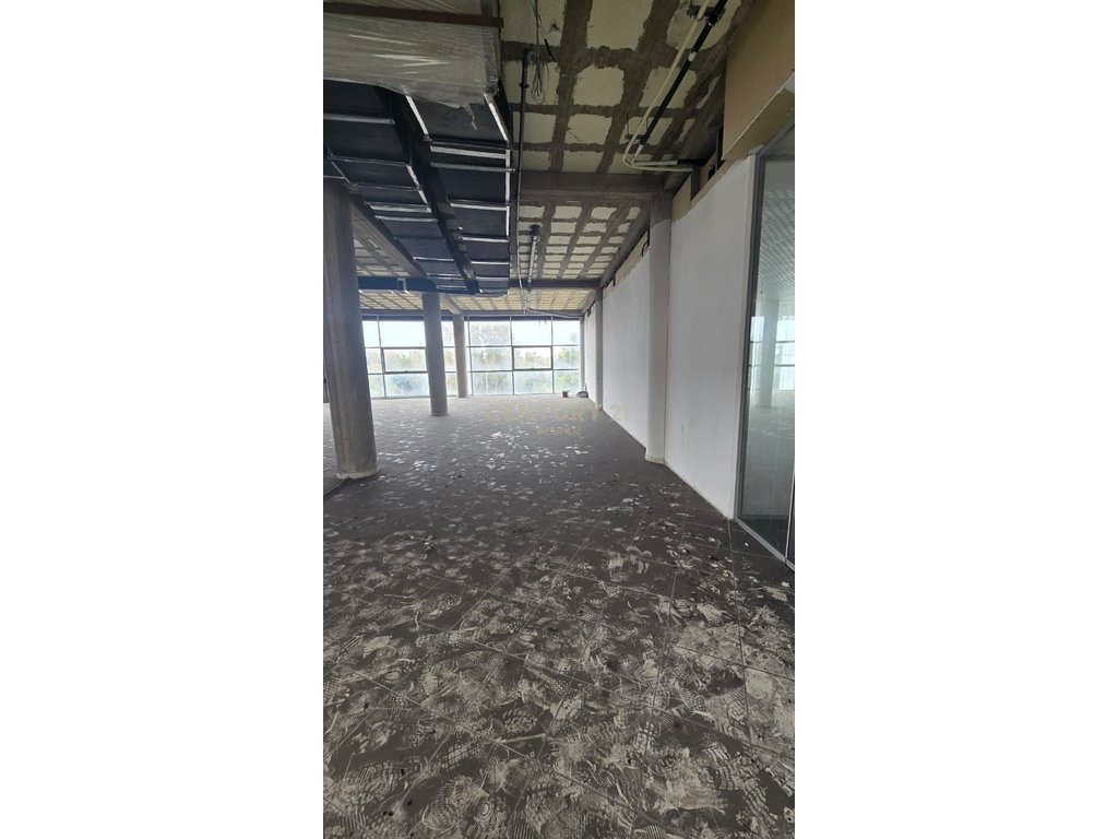 Tienda en venta en la playa de durres!