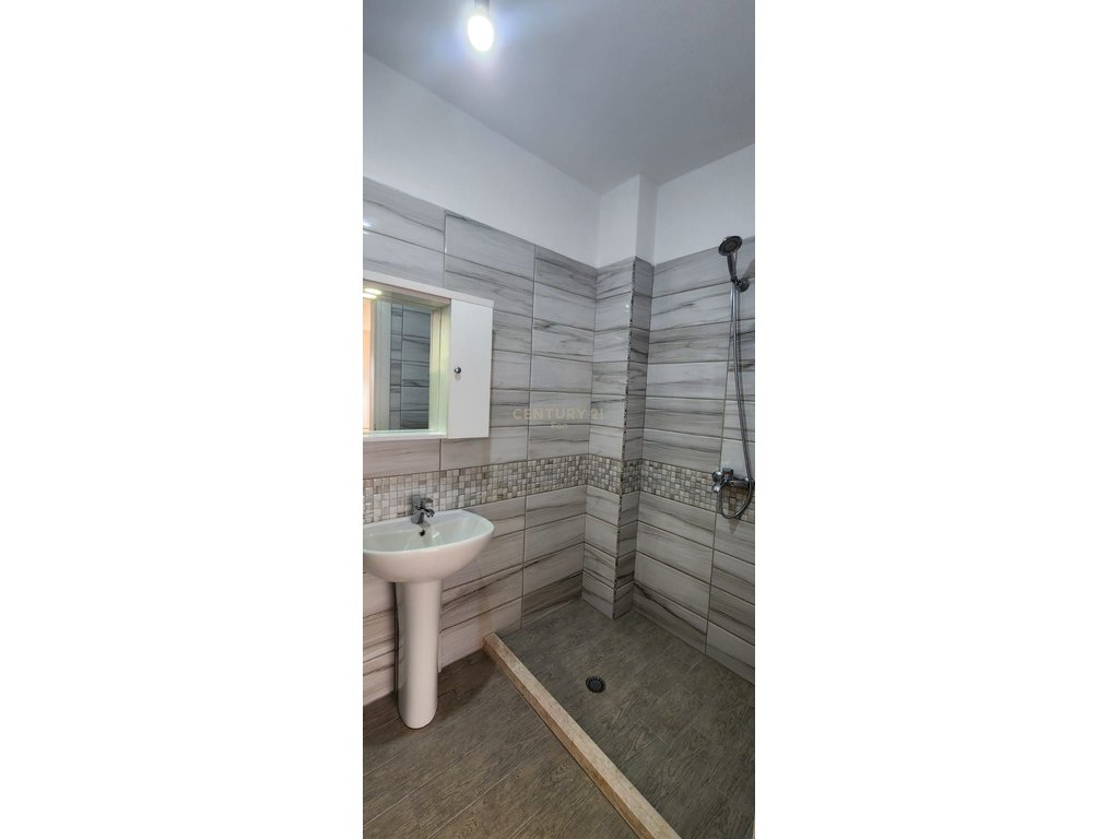 En alquiler: Apartamento amueblado 2+1+2 cerca de la estación de tren, Durrës! (8)