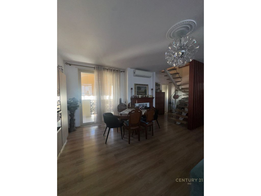 Duplex nel municipio di parisit!