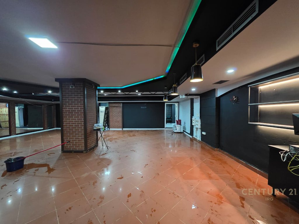 Ofrohet ambient komercial pranë shkollës së baletit, në njësinë bashkiake nr. 2, me sipërfaqe totale 190 m²