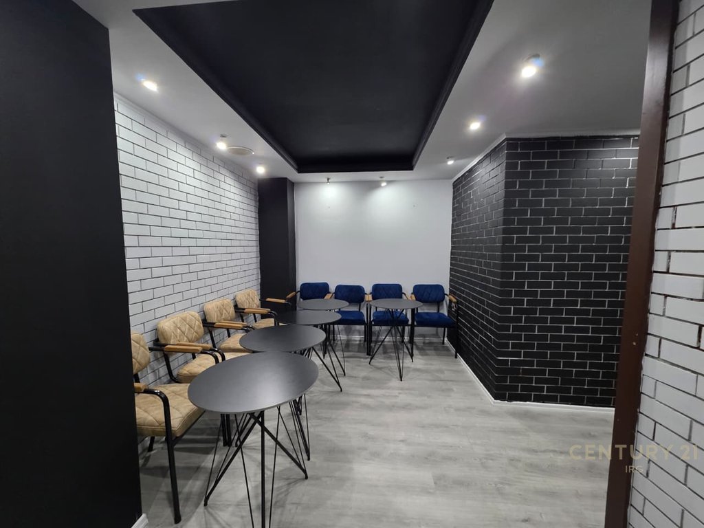Ofrohet ambient komercial pranë shkollës së baletit, në njësinë bashkiake nr. 2, me sipërfaqe totale 190 m²