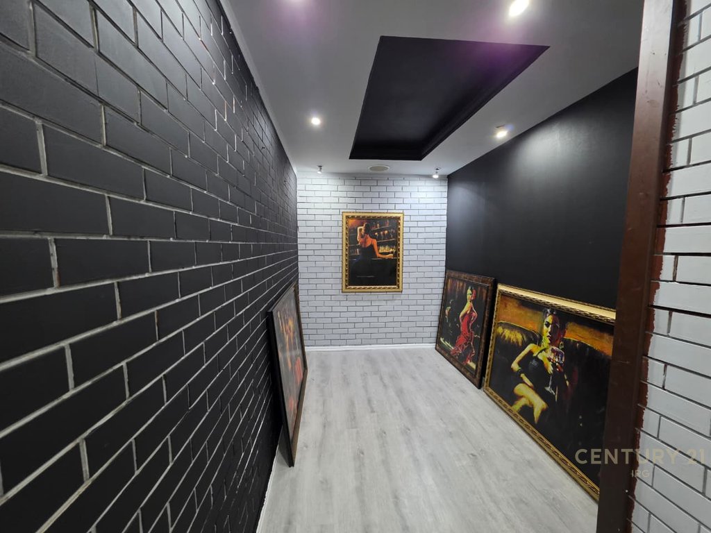 Ofrohet ambient komercial pranë shkollës së baletit, në njësinë bashkiake nr. 2, me sipërfaqe totale 190 m²