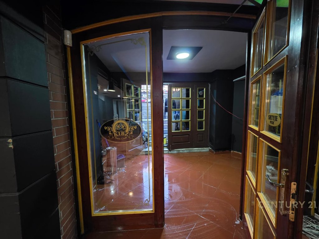 Ofrohet ambient komercial pranë shkollës së baletit, në njësinë bashkiake nr. 2, me sipërfaqe totale 190 m²