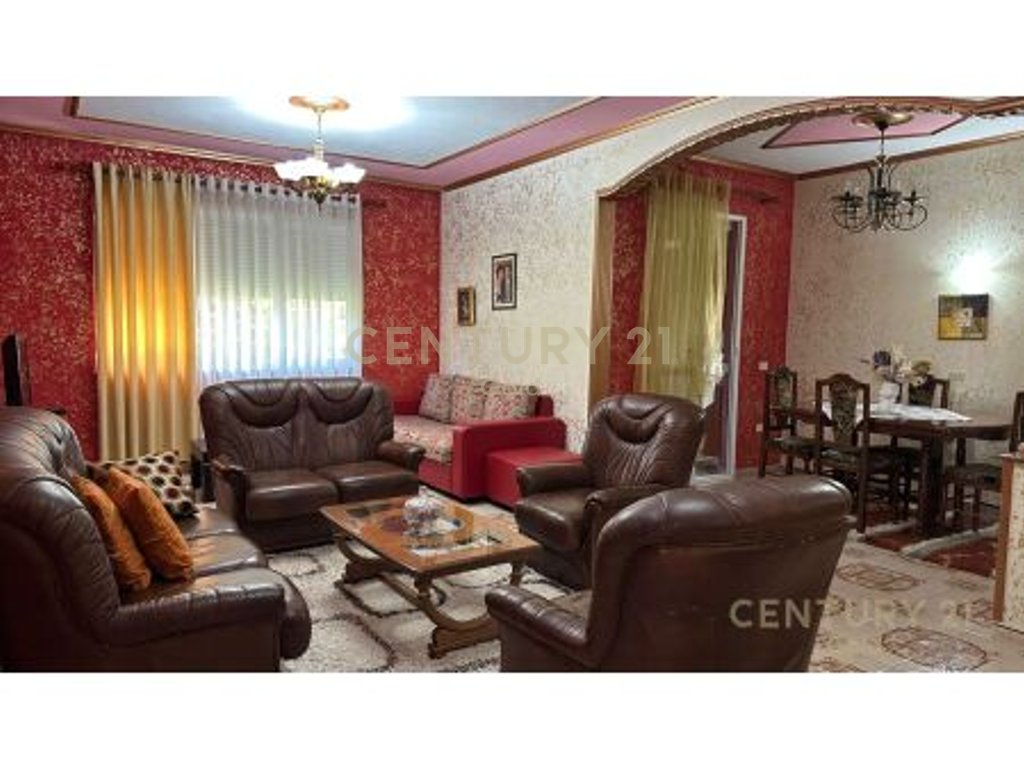 Apartament i bollshem 2+1+2 + 2 ballkone tek ish stacioni i fundit i tiranes se re !