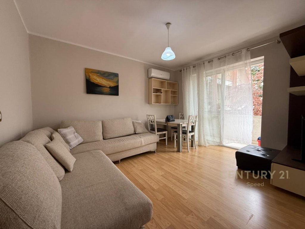 Apartament i bollshem 2+1+2 + 2 ballkone tek ish stacioni i fundit i tiranes se re !