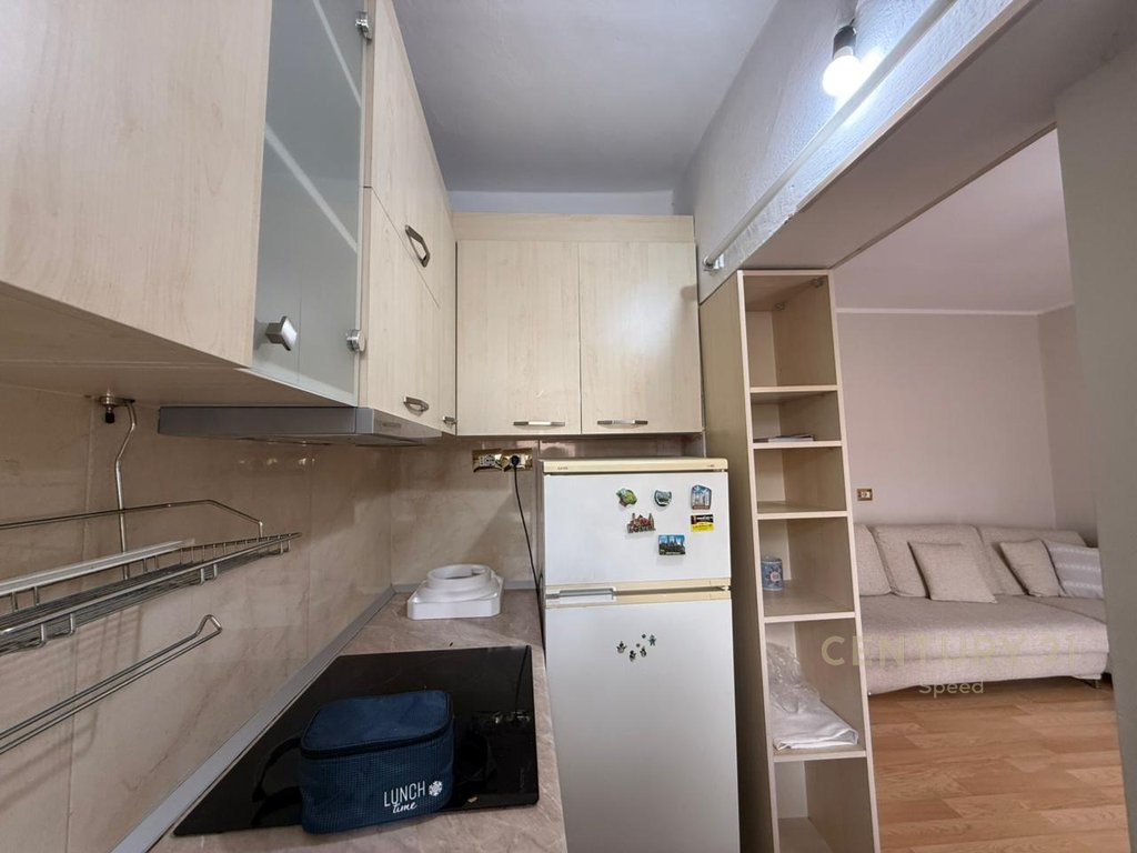 Apartament i bollshem 2+1+2 + 2 ballkone tek ish stacioni i fundit i tiranes se re !