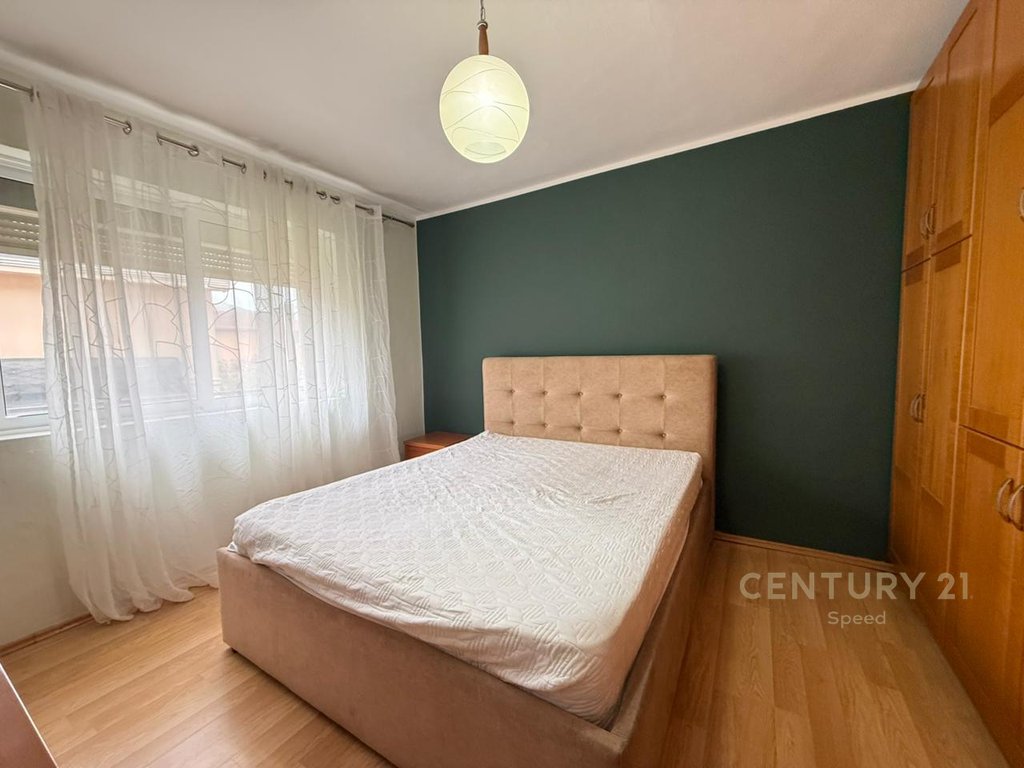 Apartament i bollshem 2+1+2 + 2 ballkone tek ish stacioni i fundit i tiranes se re !