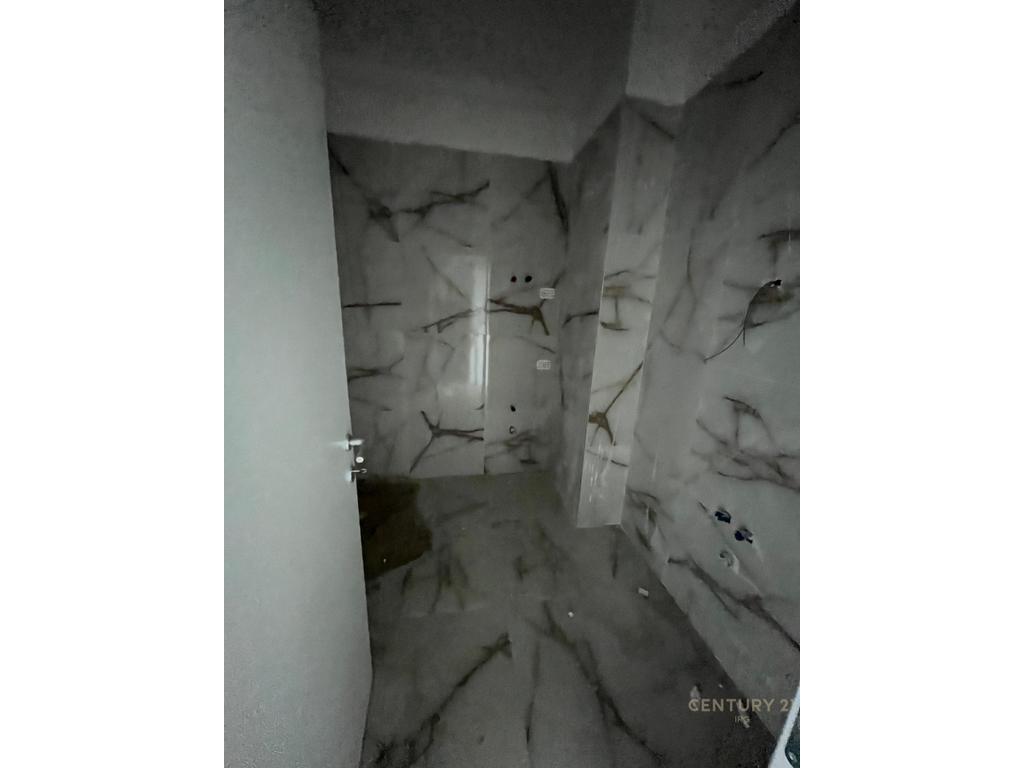 Apartament i bollshem 2+1+2 + 2 ballkone tek ish stacioni i fundit i tiranes se re !