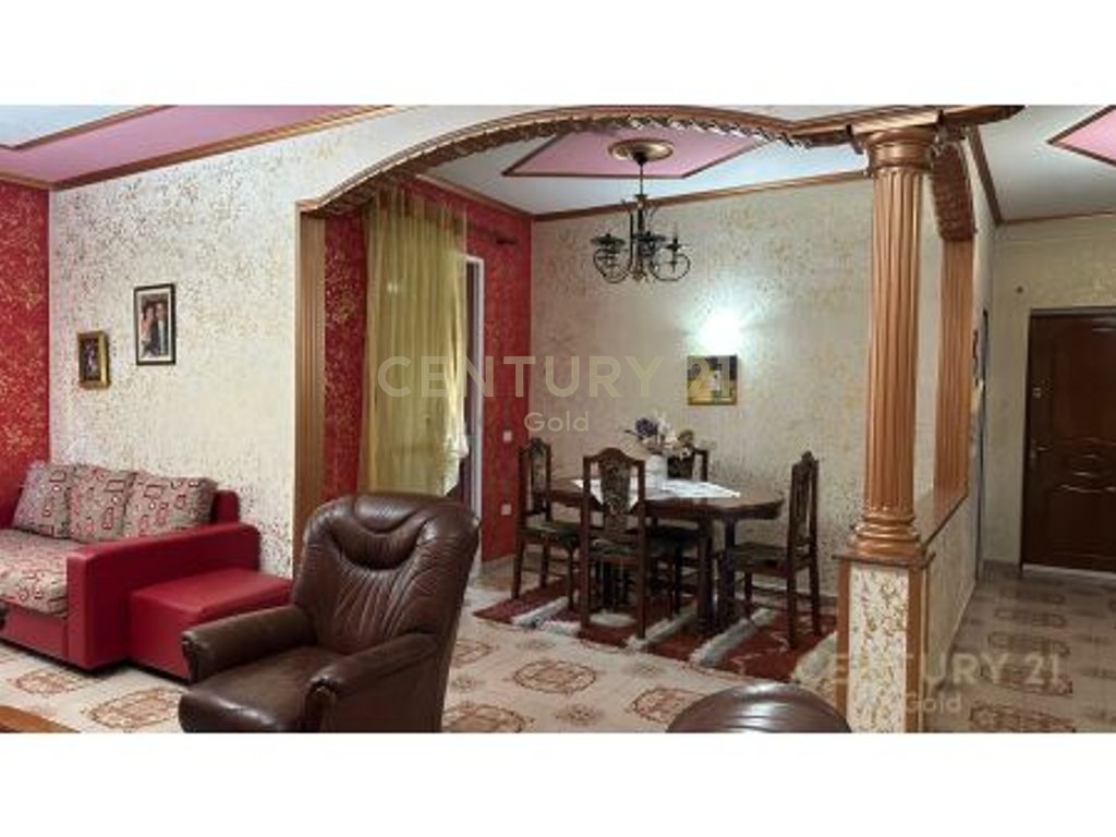 Apartament i bollshem 2+1+2 + 2 ballkone tek ish stacioni i fundit i tiranes se re !